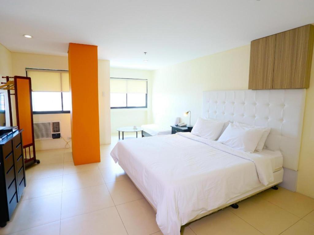 The Victor Hotel Makati City Extérieur photo